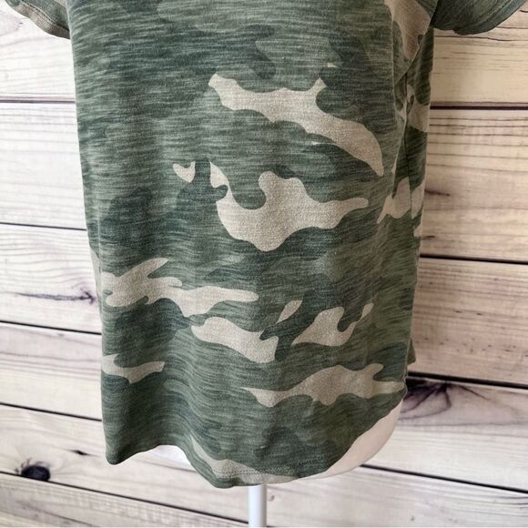 Old Navy Green Camo Print V Neck T-Shirt - Picture 3 of 6